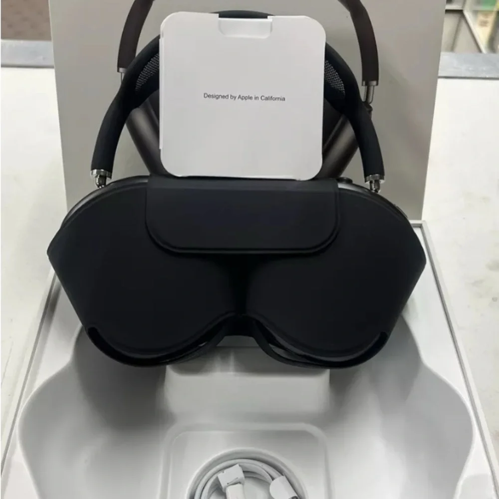 Apple Black VR Headset with Ergonomic Design and Matte Finish